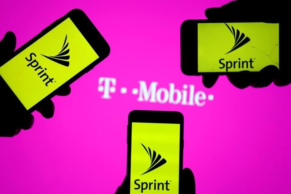 Tanto T-Mobile como Sprint son controladas por empresas extranjeras: la primera por la alemana Deutsche Telekom, y la segunda por la japonesa SoftBank. 