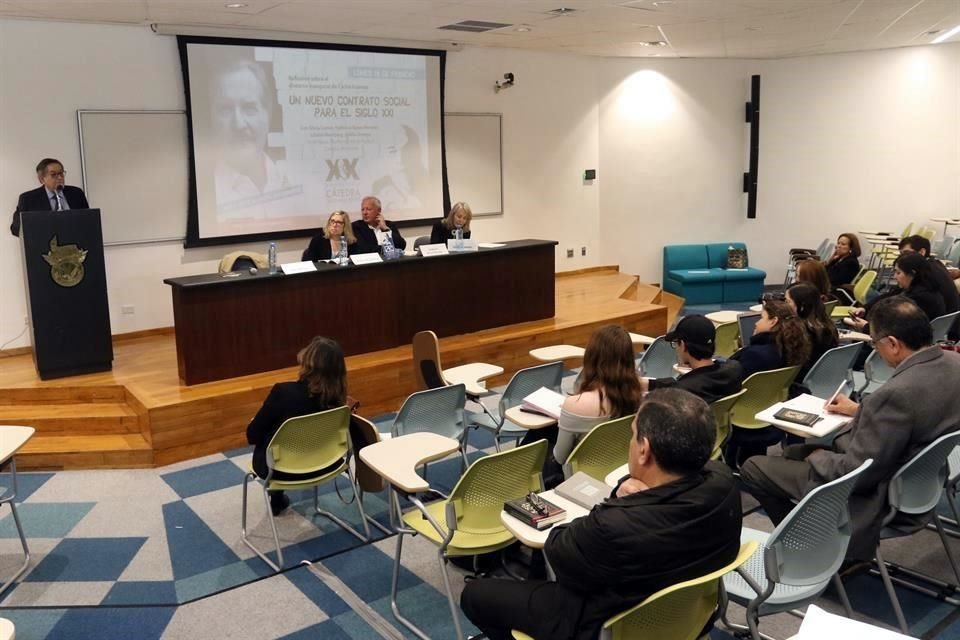 Los escritores Silvia Lemus, Federico Reyes Heroles, Liliana Weinberg y Julio Ortega fueron los panelistas de la charla 'Un nuevo contrato social para el siglo XXI'.