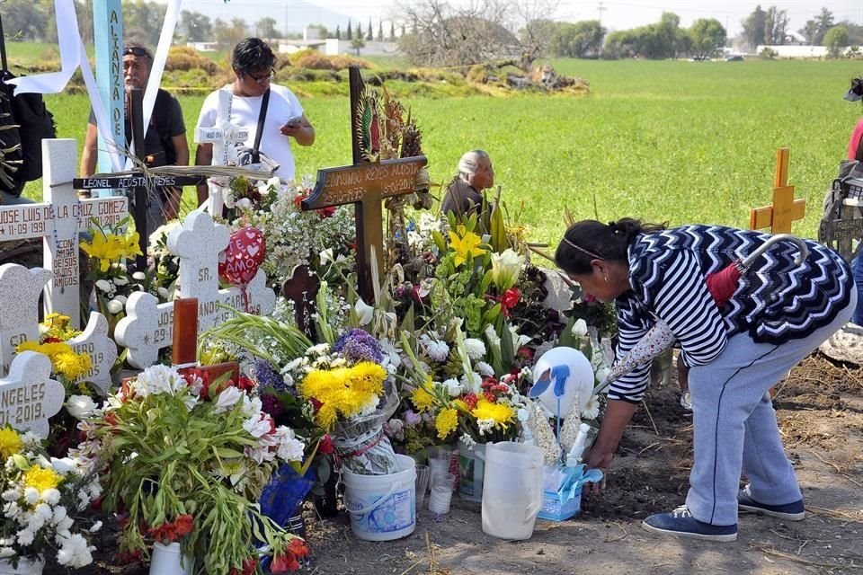 A un mes, pobladores todavía asisten a la zona de la explosión, pues muchos todavía buscan algún resto o cenizas de sus parejas, hijos, nietos o sobrinos.