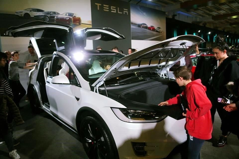 Auto Tesla Model X en el Autoshow Internacional de Toronto.