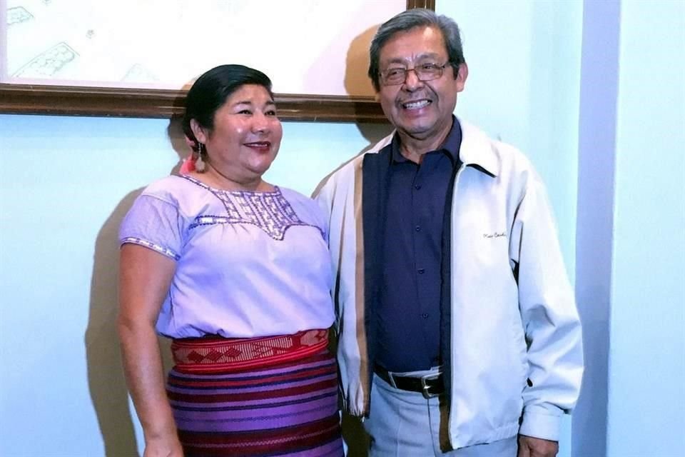 En la Sala Manuel M. Ponce, del Palacio de Bellas Artes, ayer realizaron lectura de poesía en lenguas indígenas Celerina Hernández y Natalio Hernández.
