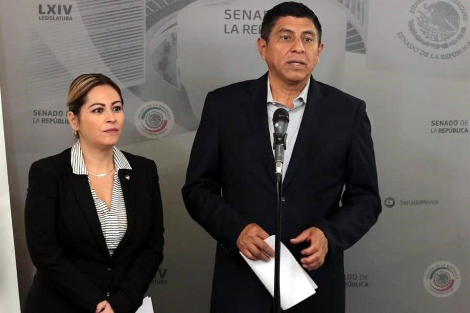 Los senadores Jara y Meza en conferencia de prensa en la Cámara alta.