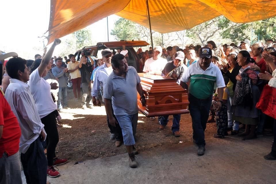 Al arribar a su pueblo natal, la carroza fue escoltada por decenas de personas que clamaron justicia.