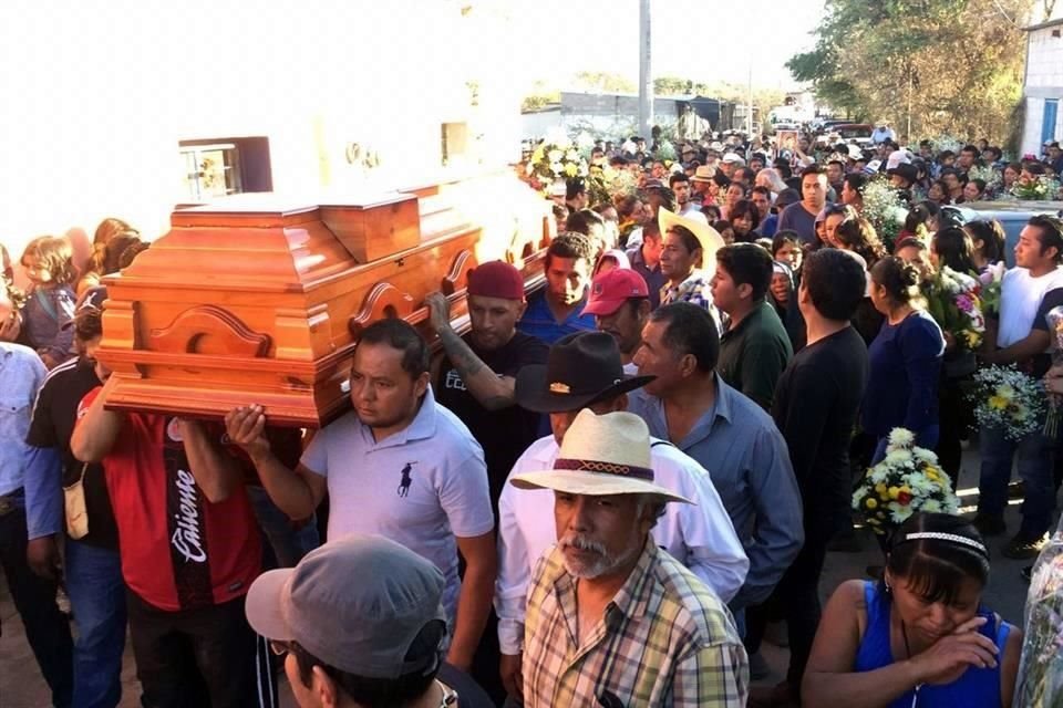 Cientos de pobladores y activistas caminaron por las calles de la comunidad para acompañar el féretro al panteón local.