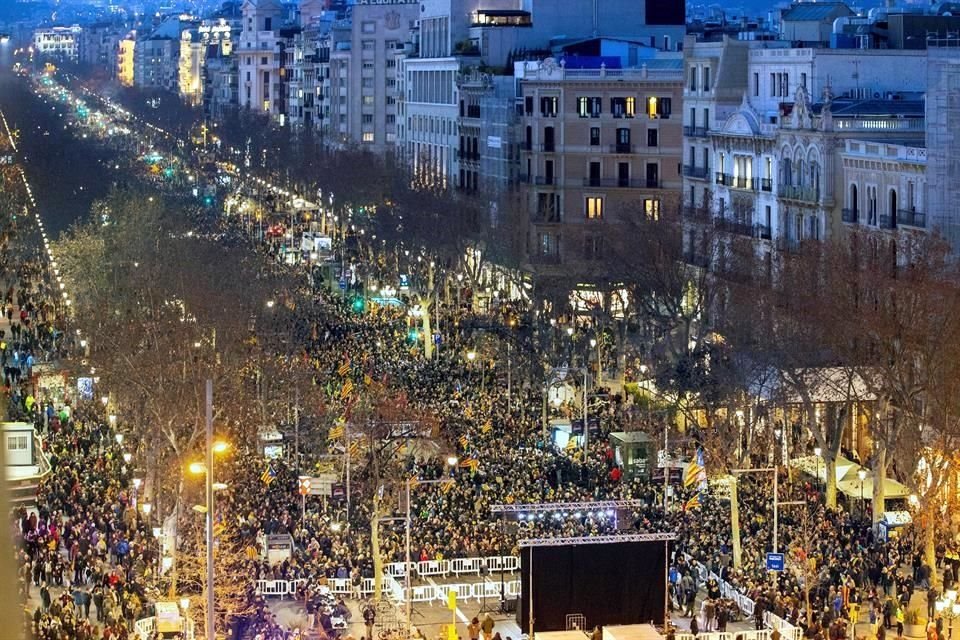 Miles de personas abarrotan el Paseo de Gracia de Barcelona este jueves en la manifestación unitaria de la jornada de huelga general en Cataluña.