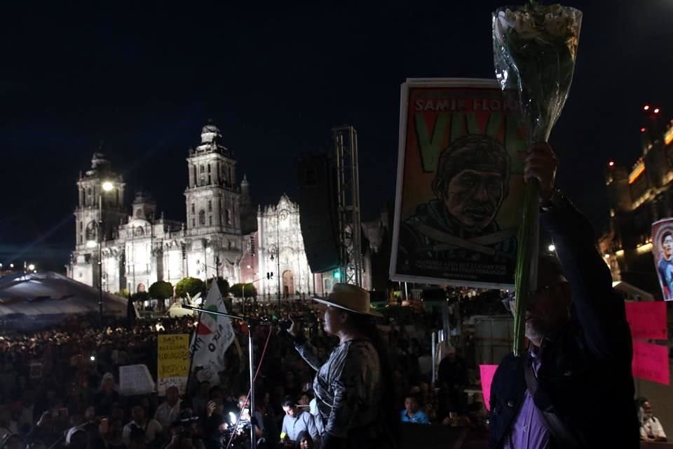 La viuda de Samir Flores fue la primera en hablar en el mitin realizado frente a las oficinas donde despacha el Presidente.