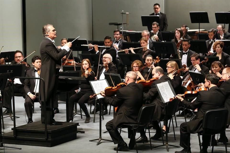 Sinfónica de la UANL, dirigida por Eduardo Diazmuñoz, presenta programa que rememora a los viajes.