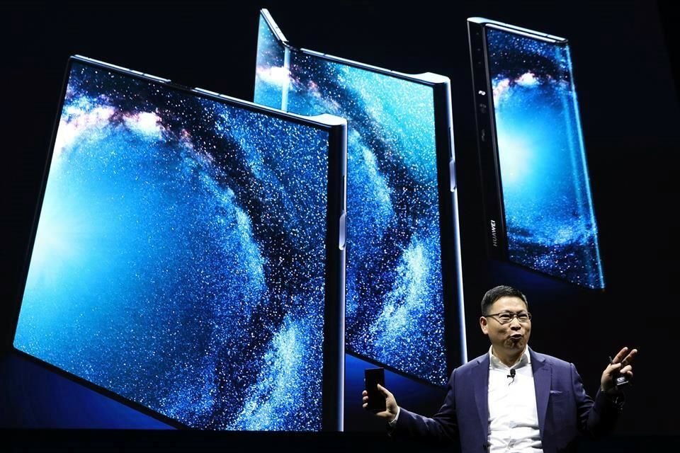 Richard Yu, CEO de Huawei, presentó el smartphone Huawei Mate X con pantalla plegable, que costará unos 2 mil 600 dólares.