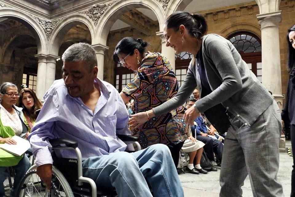 La Jefa de Gobierno, Claudia Sheinbaum entregó ayer aparatos a personas con capacidades diferentes en el Antiguo Palacio del Ayuntamiento.