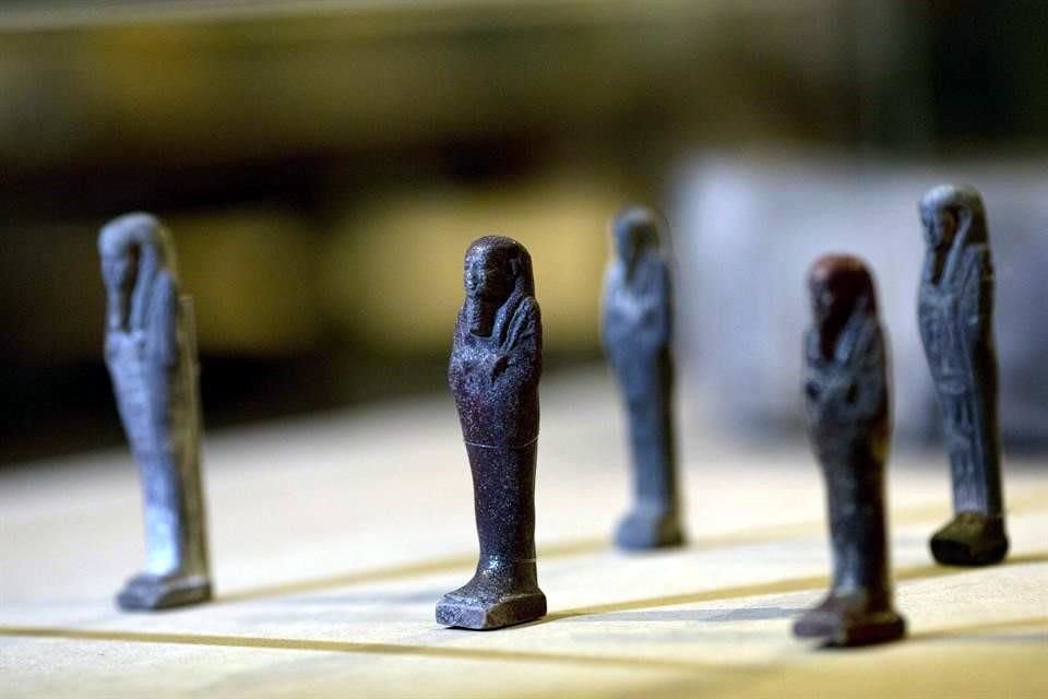 Estatuillas egipcias fueron rescatadas de los escombros que dejó un incendio en el Museo Nacional de Brasil en septiembre.
