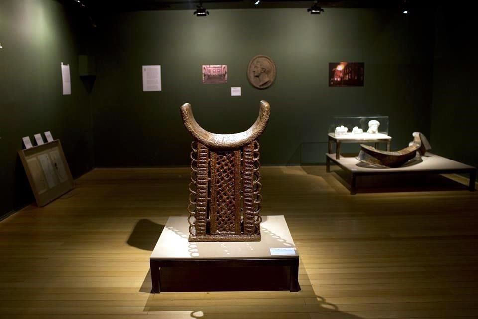 Las piezas arqueológicas que fueron rescatadas de los escombros que dejó un incendio en el Museo Nacional de Brasil se exhiben ante el público.
