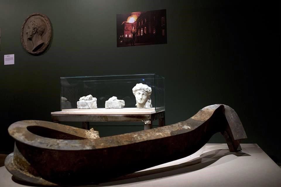 Las piezas que fueron rescatadas de los escombros que dejó un incendio en el Museo Nacional de Brasil se exhiben ante el público.