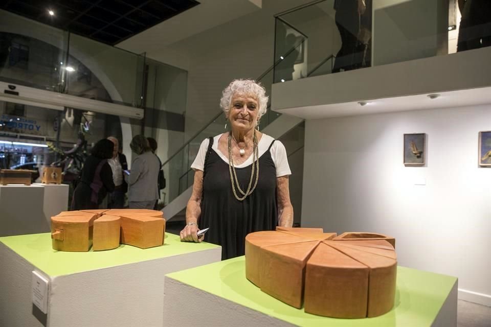 La ceramista Aurora Suárez inauguró en el Museo de Arte Popular una muestra que también reúne obra de Hugo X. Velásquez.