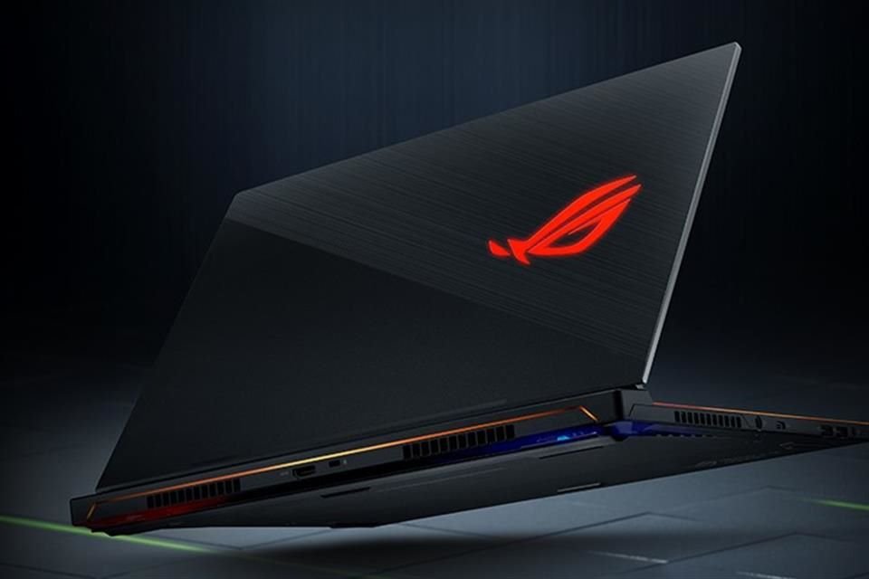 La ROG Zephyrus S GX531 destaca por ser ultra delgada, con 1.53 centímetros de ancho y 2.1 kilogramos de peso, a pesar de sus 15.6 pulgadas y cuenta con un puerto USB-C para recargarse.