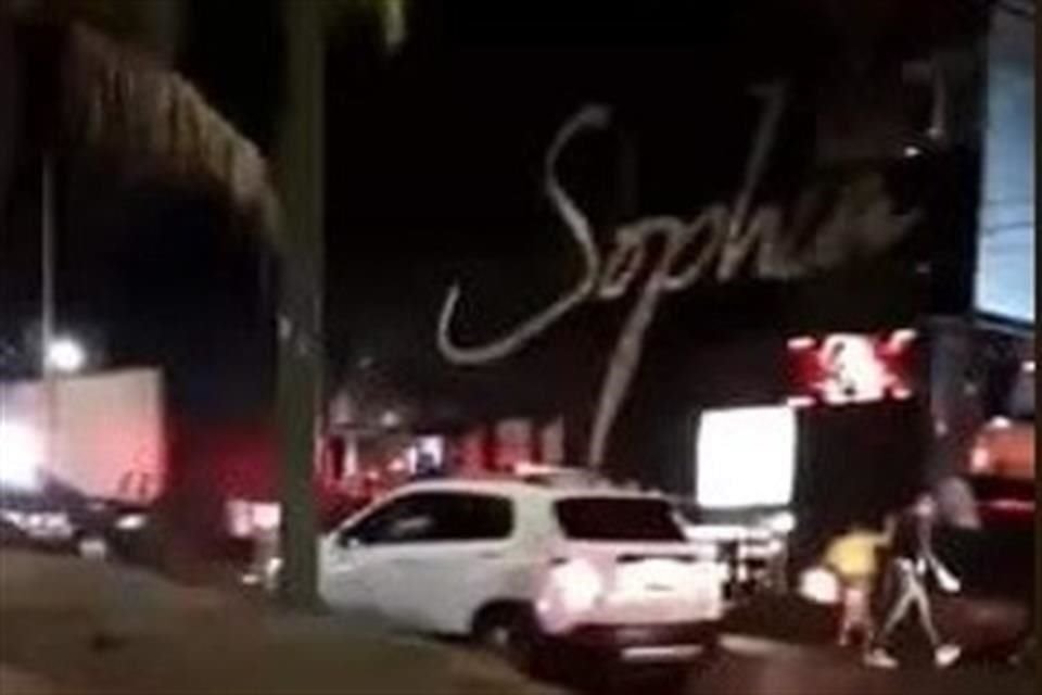 Los atacantes arribaron al bar Sophia a bordo de un automóvil Seat blanco modelo León, según reportes