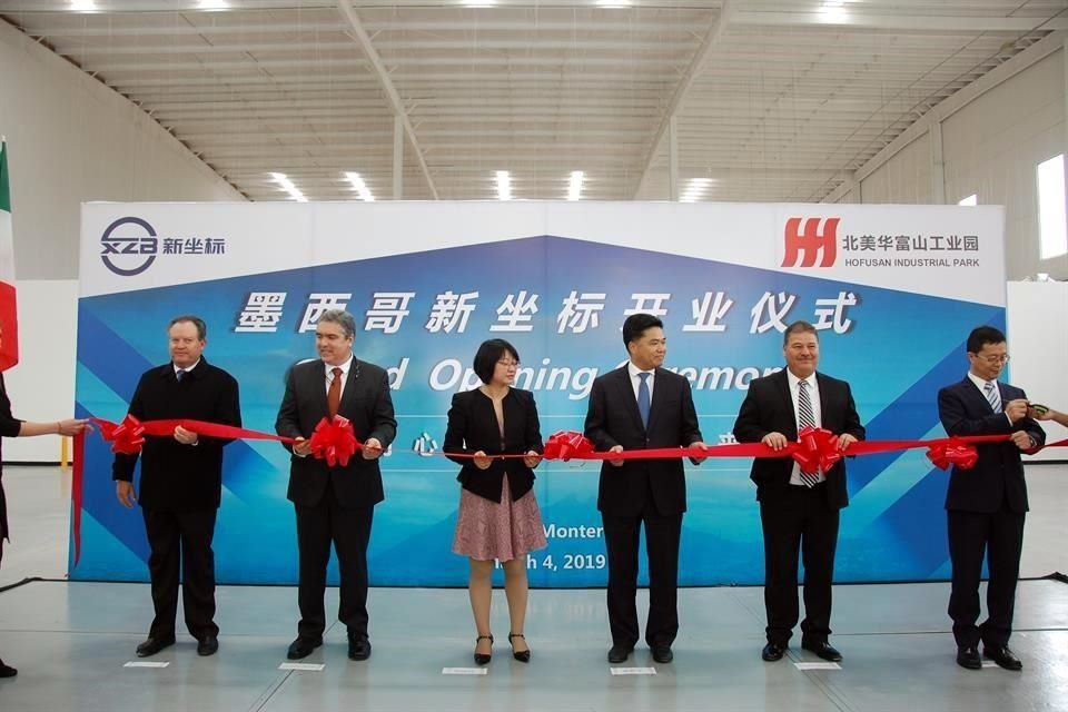 Directivos del Parque Industrial Housan y de la empresa china Hangzhou XZB Tech Co, en la inauguración de ésta, junto con funcionarios del Gobierno Estatal y municipal.