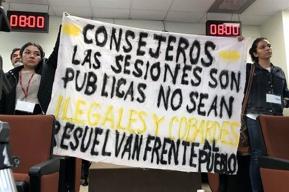 Manifestantes contra la construcción de la planta cervecera en Mexicali criticaron la decisión contra el plebiscito.