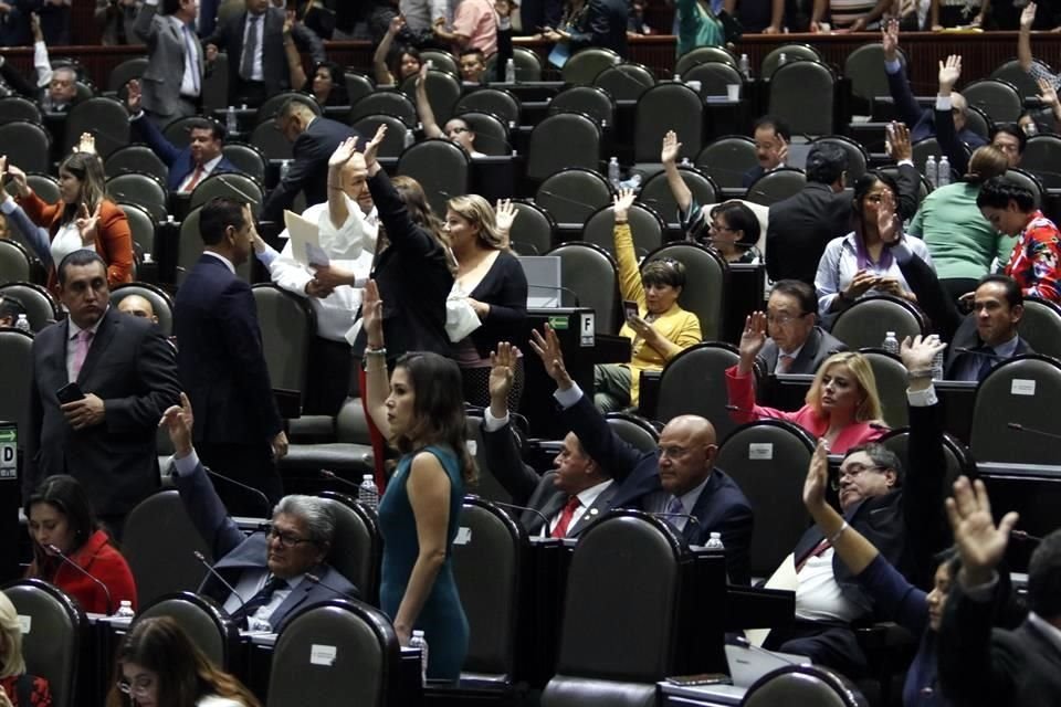 Los legisladores emitieron 376 votos a favor, 0 en contra y dos abstenciones.