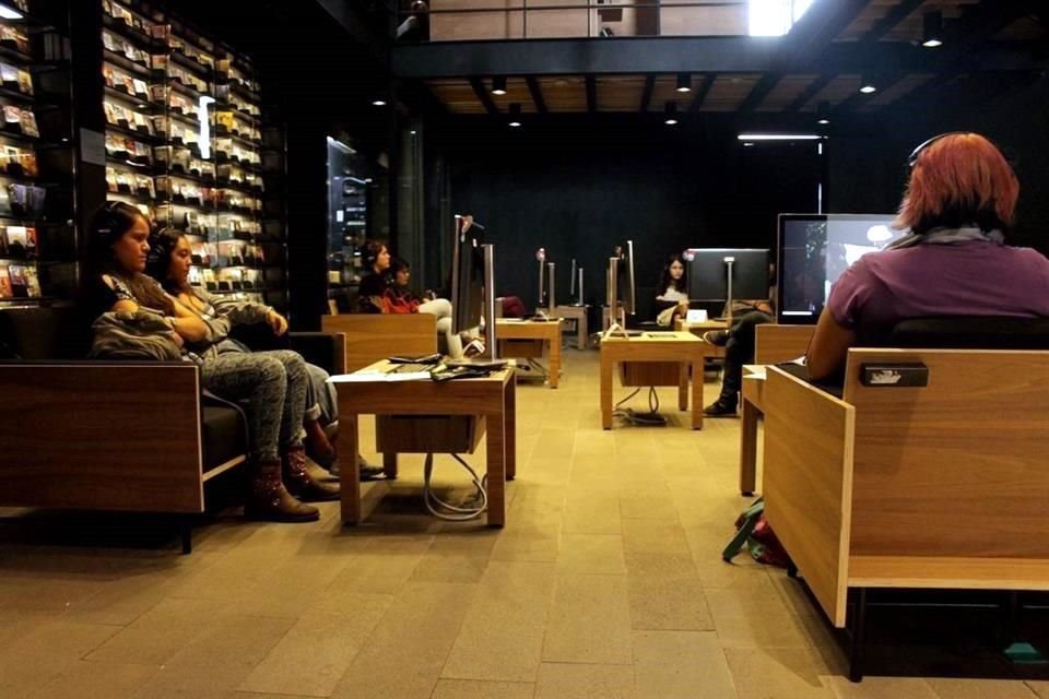 Mientras que su videoteca digital, con alrededor de seis mil películas, es resguardada en la Cineteca Nacional.