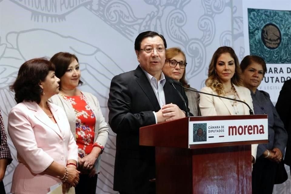 Sosa Castelán en conferencia de prensa acompañado por legisladores de Morena.