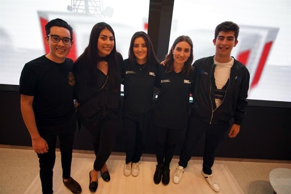 Édgar Tello (izq. a der.) y Melina Cruz, cofundadores de Homely; Érika Gil y Magali Díaz, cofundadoras de Winko, y el regio Diego Roel, fundador de Strap Technologies.