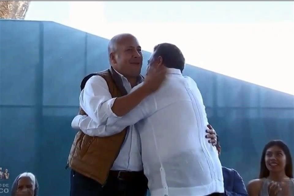 Momento en que Enrique Alfaro se abraza con Carlos Lomelí.