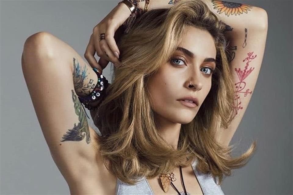 La hija del intérprete invitó a la gente a calmarse.