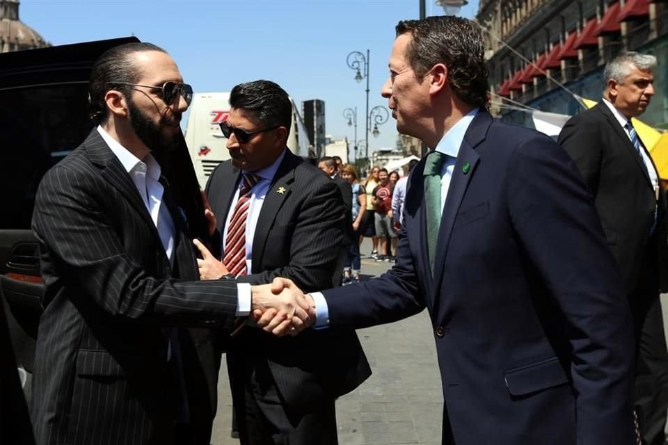 Bukele fue recibido en Palacio Nacional por Juan Carlos Lara, director general de Protocolo de la Cancillería.