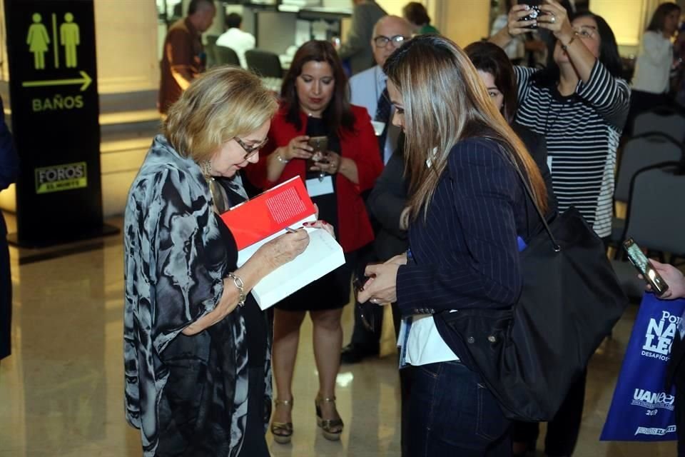 El clima político actual tampoco faltó en su intervención. De acuerdo con la también periodista, el Presidente López Obrador polariza a la sociedad, pero también la invita a la reflexión.