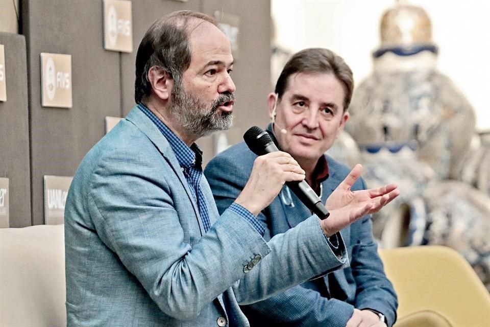 Juan Villoro (izq.) y Luis García Montero destacaronla importancia de la empatía.