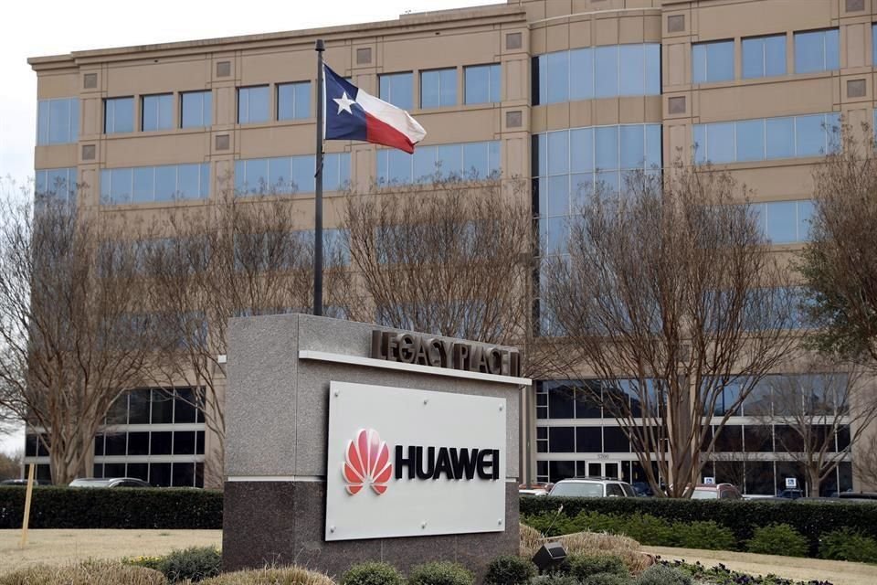 Huawei ha rechazado acusaciones de Estados Unidos sobre que sus productos podrían ser explotados por los servicios de inteligencia para espionaje.