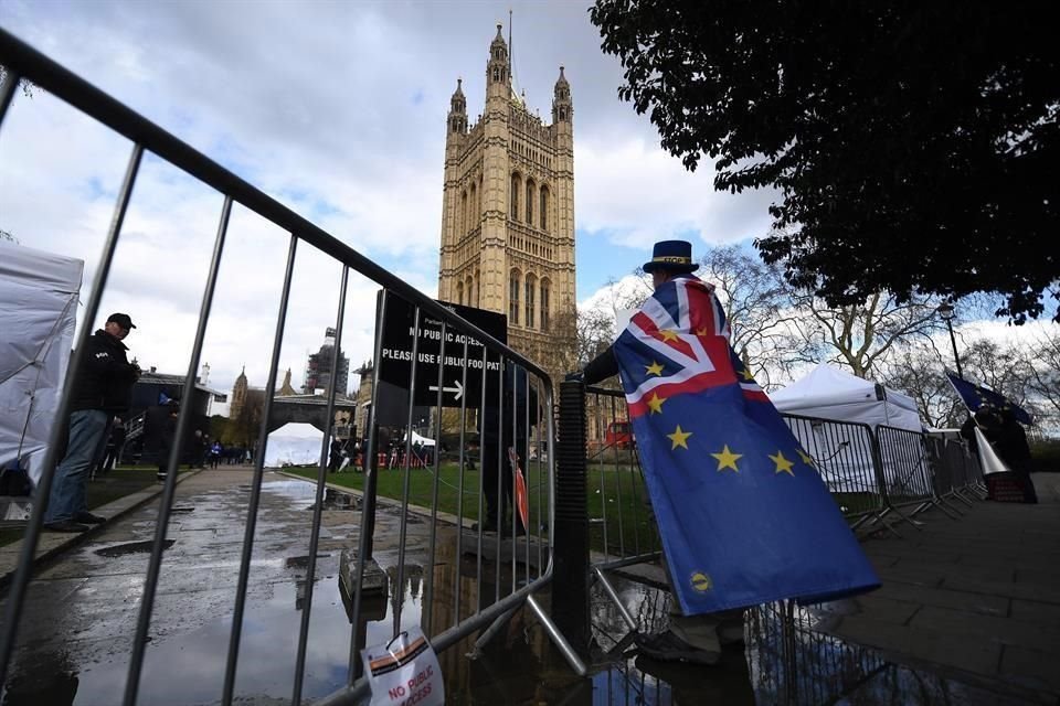 Un manifestante anti 'Brexit' participa en una protesta en el exterior del Parlamento en Londres.