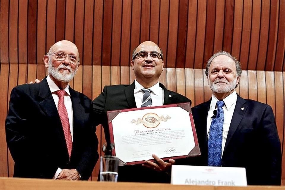 El presidente en turno de El Colegio Nacional, Alejandro Frank, le entrego el diploma como miembro de la institución.