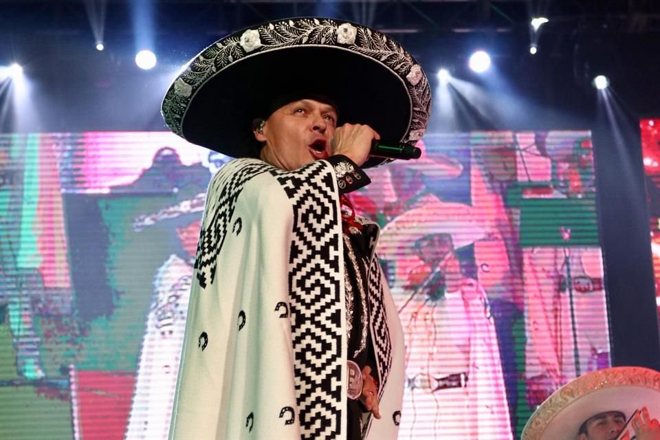 El cantante cantó acompañado de mariachi más de 30 temas.