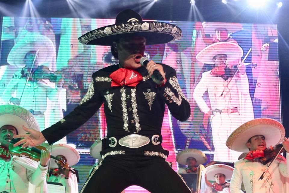 El cantante cantó acompañado de mariachi más de 30 temas.