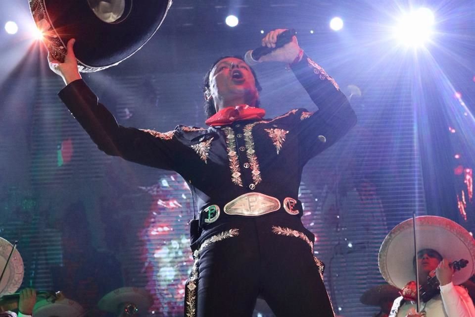 El cantante cantó acompañado de mariachi más de 30 temas.