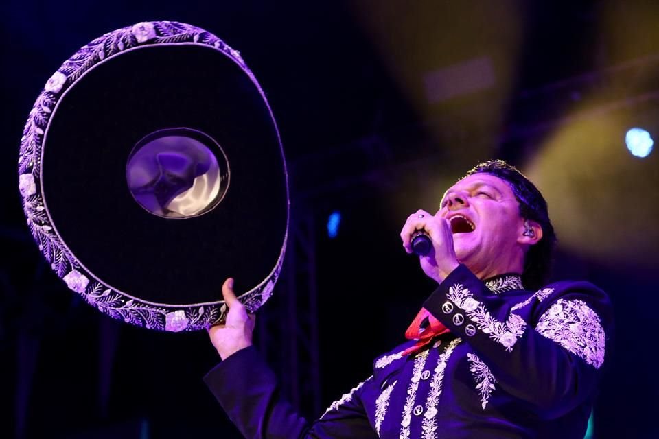 El cantante cantó acompañado de mariachi más de 30 temas.