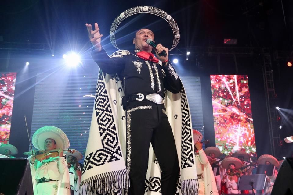 El cantante cantó acompañado de mariachi más de 30 temas.