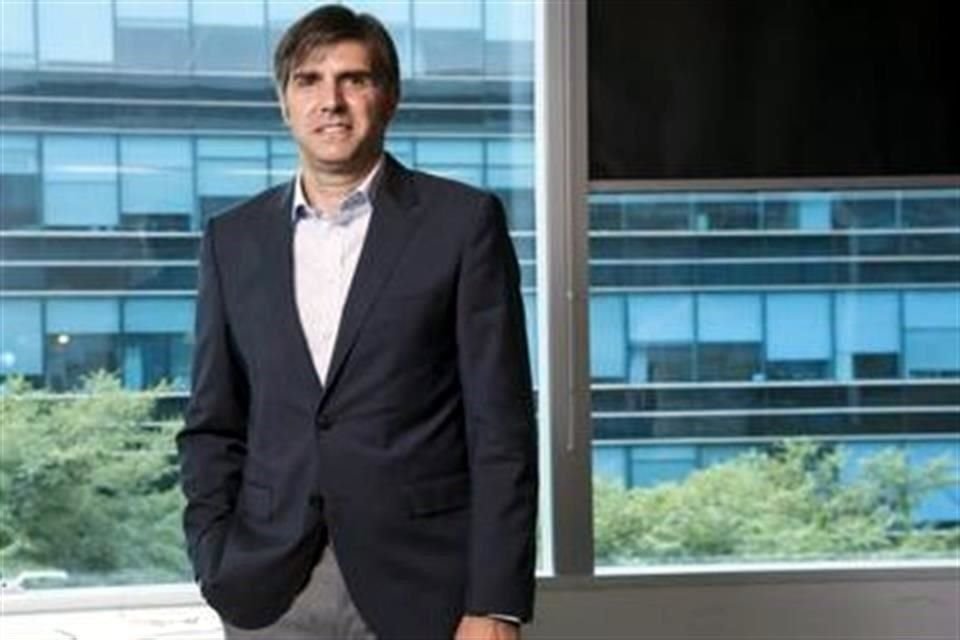 Antes de mudarse a México, Roberto Martínez trabajó 11 años para PepsiCo en Argentina, ocupando una serie de roles senior incluyendo el manejo de marcas, marketing y R&D.