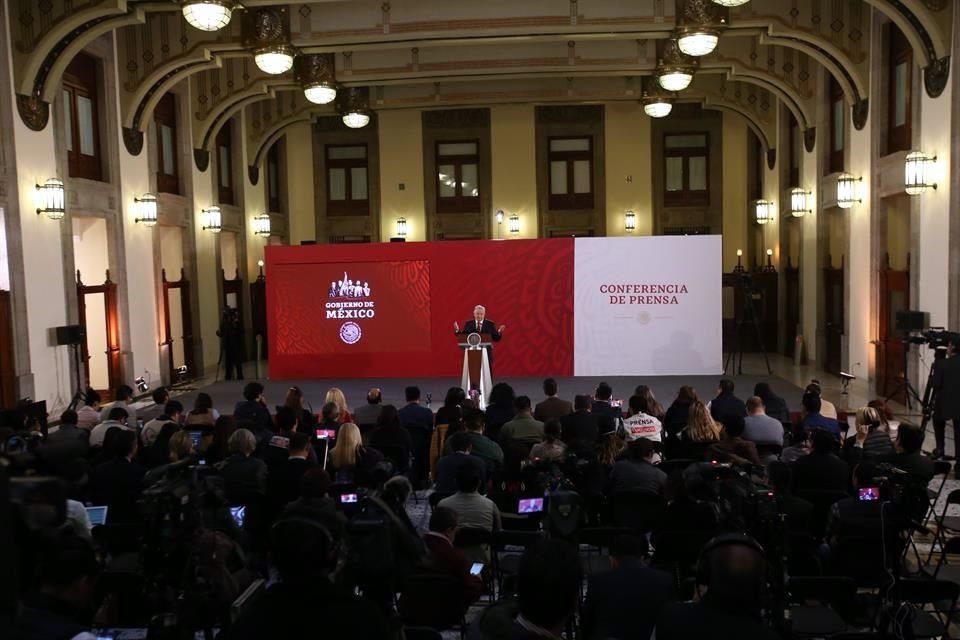 El Mandatario comparó los nombramientos de estos funcionarios con la firma de contratos que comprometen al Gobierno a plazos de hasta 20 años.