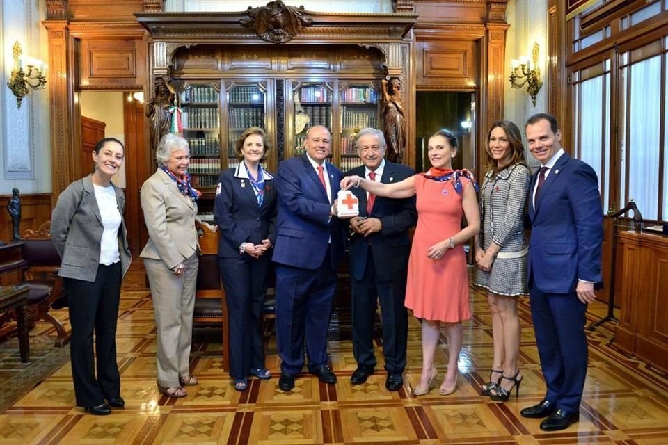 Al término de la ceremonia, el Presidente se retiró, junto con su esposa, Beatriz Gutiérrez, e integrantes de la Cruz Roja, a un despacho de Palacio donde depositaron sus donaciones.