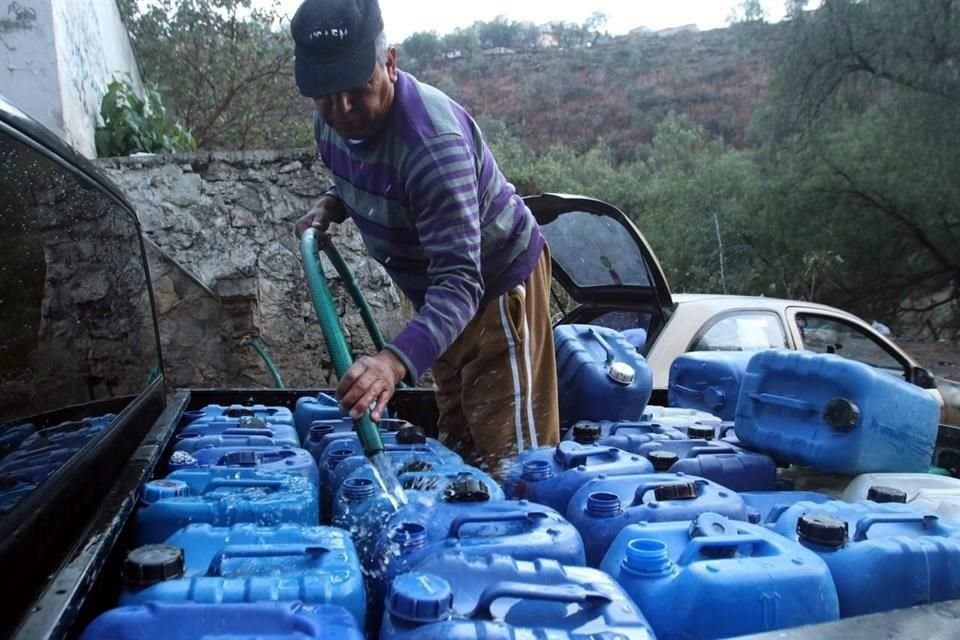 Mientras que la mayoría de los capitalinos exceden el consumo de agua promedio a nivel mundial, la CDMX presenta escasez y tandeo.