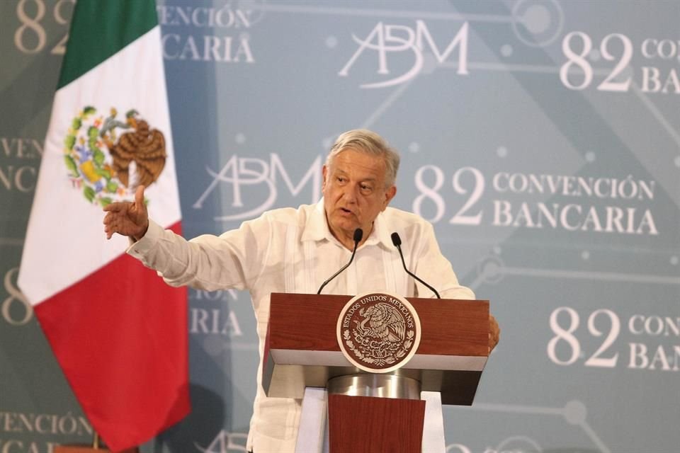 Amlo en la convención bancaria