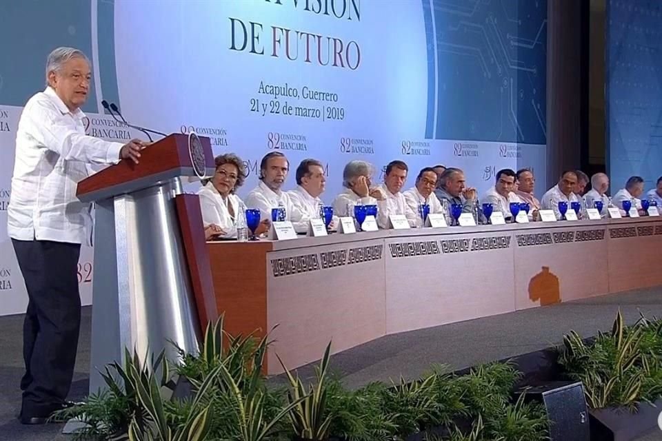 Ante banqueros y autoridades federales, López Obrador prometió que el Ejecutivo no promoverá ley alguna para regular comisiones bancarias.