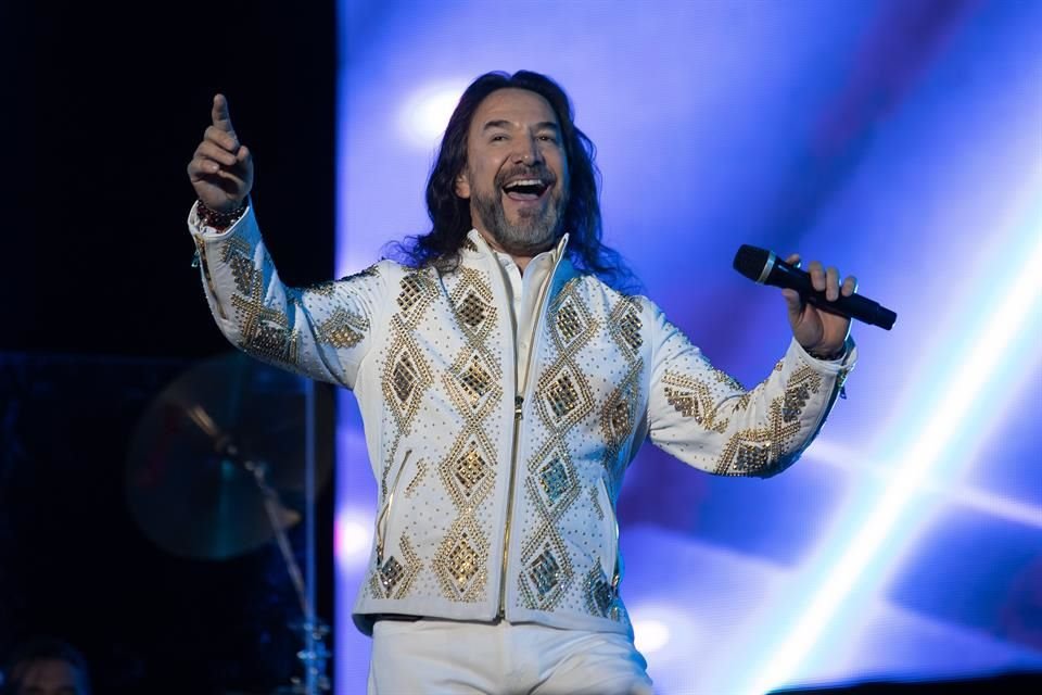 Marco Antonio Solís fue acompañado por 40 mil asistentes a su festejo, a quienes deleitó con éxitos como 'A Dónde Vamos a Parar' y 'Morenita'.