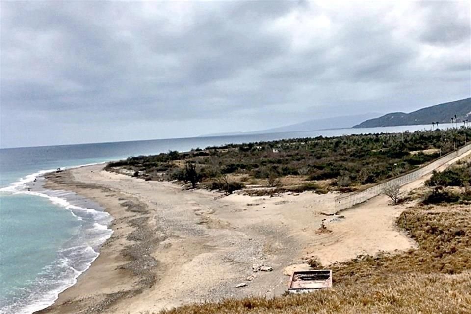 Y aunque la Isla María Madre tiene playas vírgenes, vegetación abundante, y especies endémicas, el paisaje en esa fila de casas tiende, más bien, hacia la tristeza.