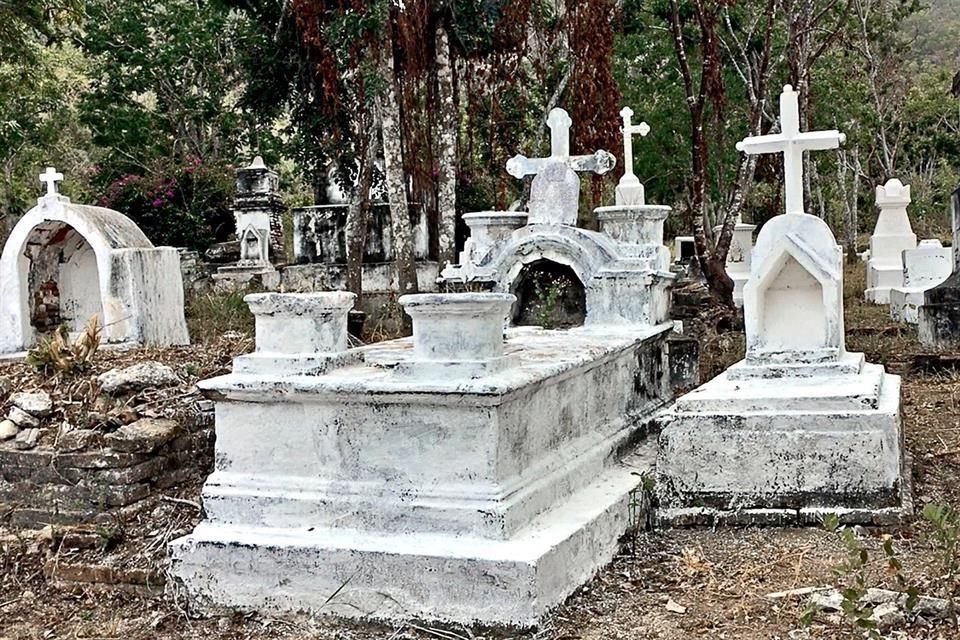 A perpetuidad. En el cementerio de la isla reposan algunos de los presos que ahí fallecieron desde inicios del siglo pasado. Algunos niños, sus hijos, también perecieron ahí.