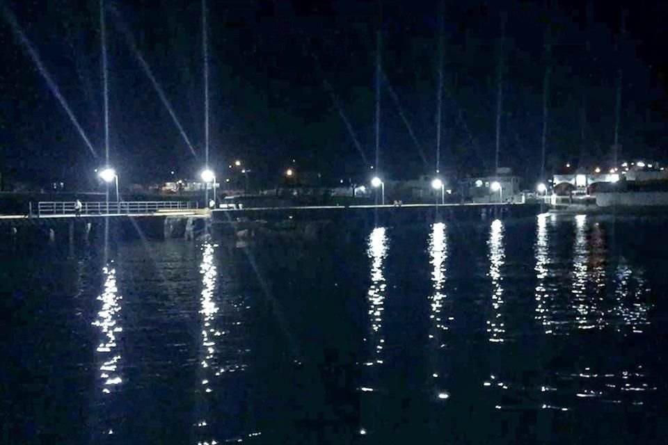 La llegada. Siete horas en barco separan a Mazatlán del Archipiélago de las Islas Marías. Tras el arribo en una embarcación de la Marina, los visitantes son sometidos a una revisión.