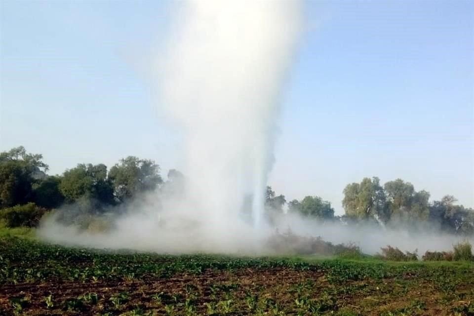 A las 7:20 horas se reportó la fuga, en donde el chorro de hidrocarburo rebasaba los 10 metros de altura.