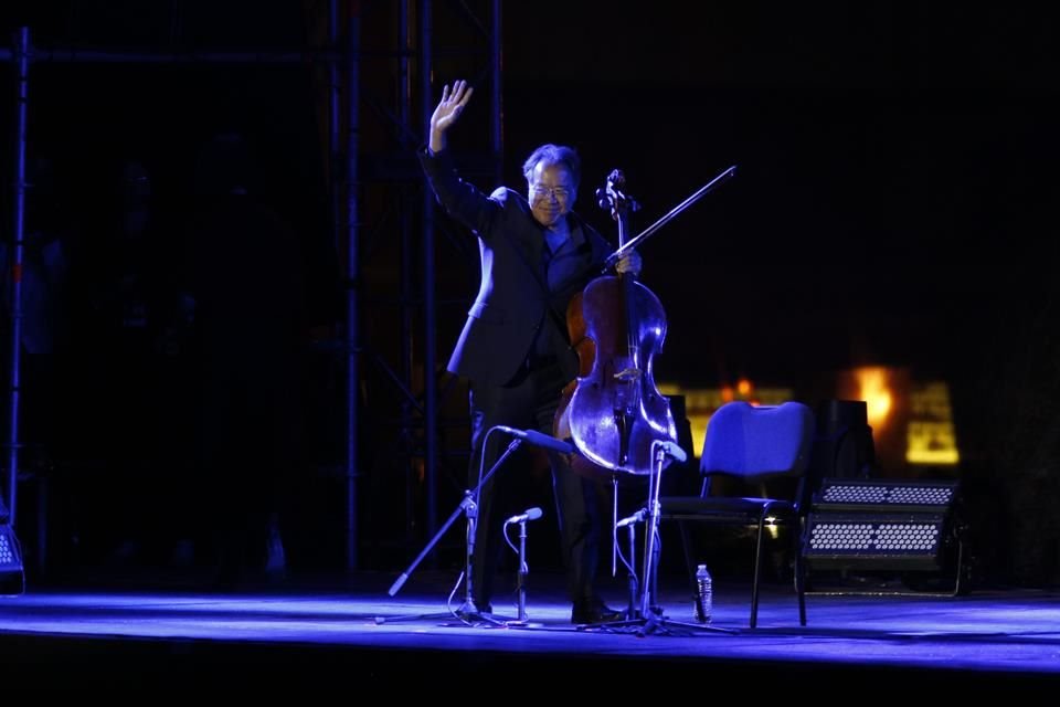 El concierto del aclamado violonchelista Yo-Yo Ma con las Seis Suites para violonchelo solo de Bach atrajo a miles al Monumento de la Revolución.